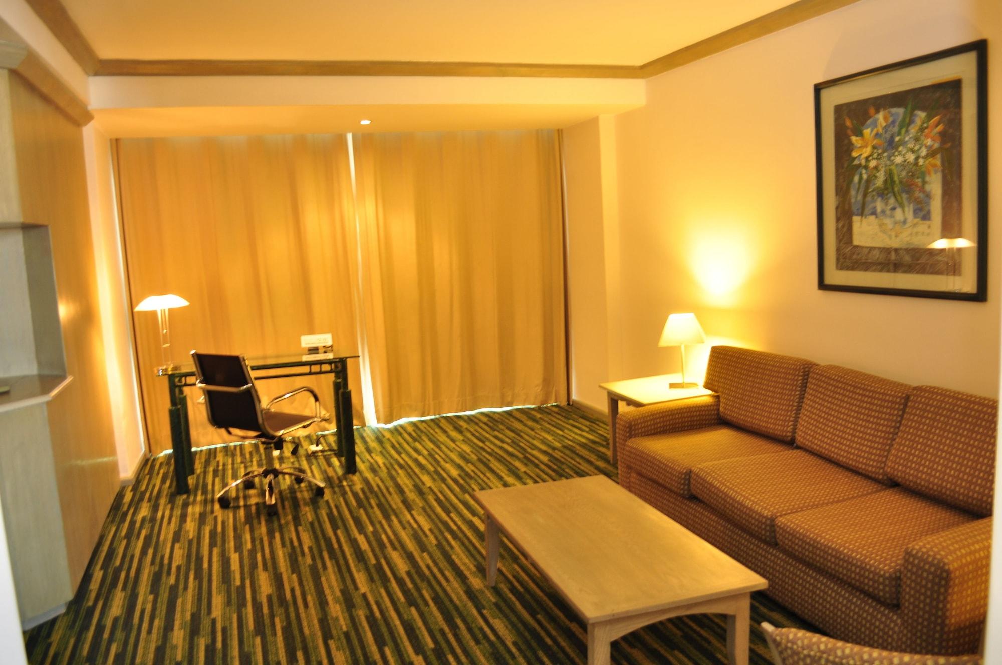 Radisson Paraiso Hotel Mexico City Exterior photo A living room in a typical hotel suite