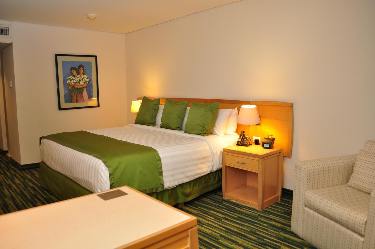 Radisson Paraiso Hotel Mexico City Exterior photo A room at the Best Western Premier Hotel at the Royal Hawaiian